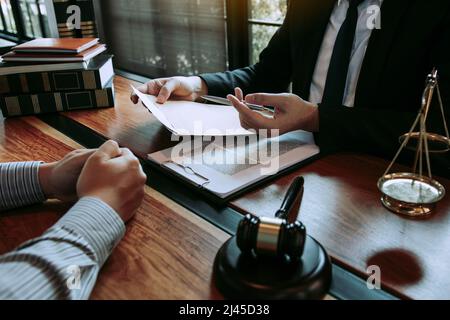 Les clients viennent demander conseil à l'avocat du bureau pour obtenir des conseils au sujet de la loi concernant les violations de la vie privée. Banque D'Images