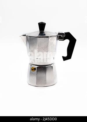 Cafetière geyser en métal, isolée sur fond blanc. Machine à café isolée sur blanc. Photo de haute qualité Banque D'Images