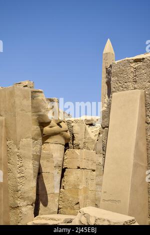 Ruines du temple de Karnak avec des statues, des pylônes, des sculptures et des colonnes sculptées avec des hiéroglyphes et des symboles égyptiens anciens (Thébes anciens). Banque D'Images