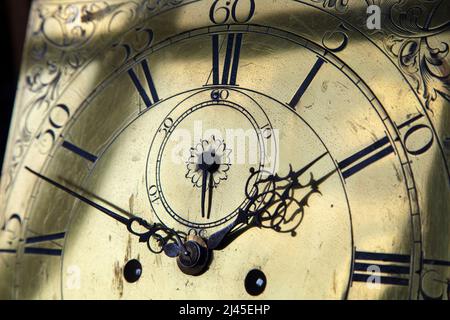 Face d'une horloge antique ornée de chiffres romains Banque D'Images