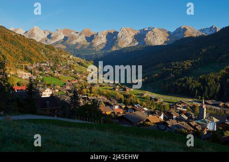 Le Grand-Bornand (Alpes françaises, centre-est de la France) : le village et la chaîne de montagnes des Aravis *** Légende locale *** Banque D'Images