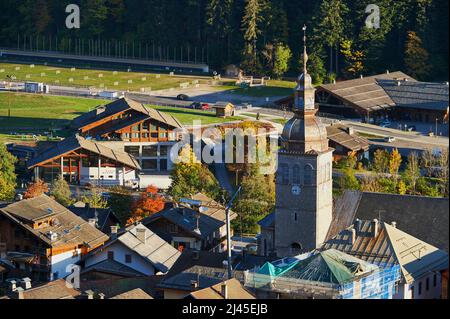 Le Grand-Bornand (Alpes françaises, centre-est de la France) : vue d'ensemble de l'église et du village Banque D'Images