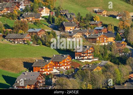 Le Grand-Bornand (Alpes françaises, centre-est de la France) : vue d'ensemble des chalets Banque D'Images