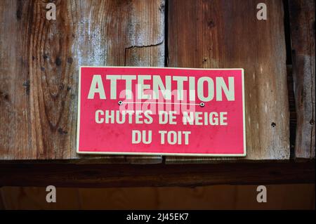 Panneau d'avertissement de chute de neige au Grand-Bornand (Alpes françaises, centre-est de la France) Banque D'Images