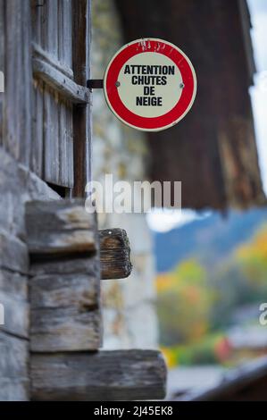 Panneau d'avertissement de chute de neige au Grand-Bornand (Alpes françaises, centre-est de la France) Banque D'Images