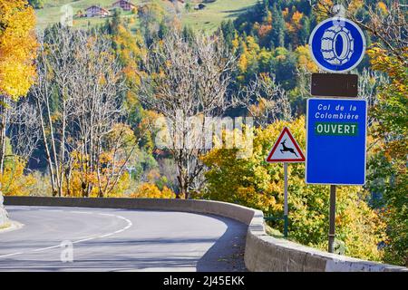 Le Grand-Bornand (centre-est de la France) : signes indiquant que le col de la Colombière est ouvert et que les chaînes à neige sont obligatoires Banque D'Images