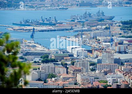 Toulon (sud-est de la France) : vue d'ensemble des bâtiments de la ville avec les quais du Mont Faron Banque D'Images