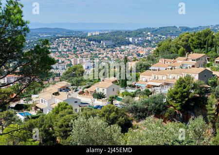 Toulon (sud-est de la France) : domaine, allée "allée des restauques" sur la pente du Mont Faron, avec maisons et villas Banque D'Images