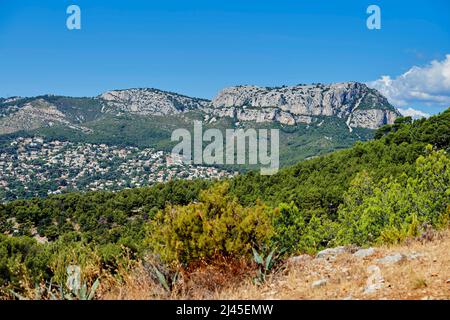 Toulon (sud-est de la France) : vue d'ensemble de la montagne "Baou de quatre Ouro" Banque D'Images