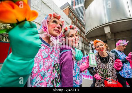 Londres, Royaume-Uni. 12 avril 2022. Les épurateurs sales proposent des thés et des lavages de verdure inplatables - extinction rébellion près de Lloyds of London dans le cadre de leur rébellion d'avril à Londres. Ils visent à prendre des mesures perturbatrices pour mettre fin à l'urgence climatique et écologique. Ils exigent également que Lloyds cesse d’assurer l’industrie des combustibles fossiles. Crédit : Guy Bell/Alay Live News Banque D'Images