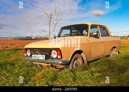 Voiture Moskvich 412 beige sur le terrain Banque D'Images