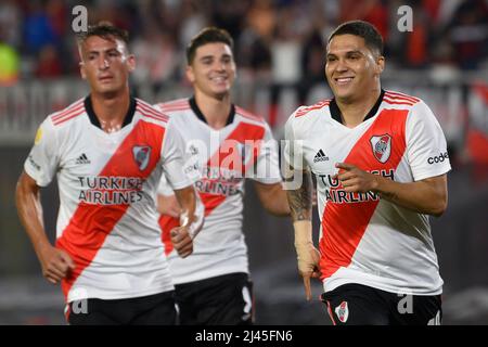 Juan Fernando Quintero (R) de River plate célèbre le troisième but de son côté pendant le match contre Argentinos Juniors. Banque D'Images