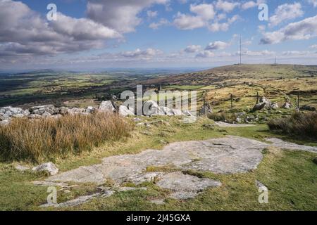 Vue depuis le sommet de la colline de Stowes jusqu'à la colline de Caradon sur la tourbière sauvage de Bodmin, dans les Cornouailles. Banque D'Images