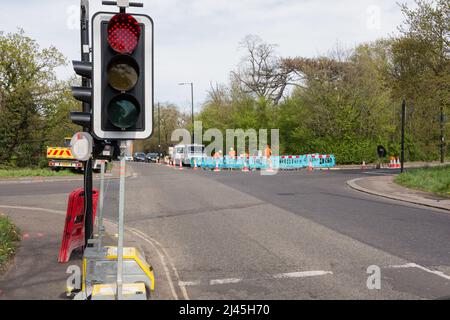 Travaux routiers et feux de signalisation temporaires au carrefour de Mill Hill sur Barnes Common dans le sud-ouest de Londres, Angleterre, Royaume-Uni Banque D'Images