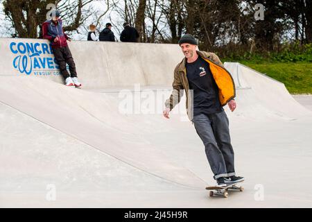 Un skateboarder mâle mature s'appréciant à Newquay Concrete Waves Skatepark à Newquay, en Cornouailles, au Royaume-Uni. Banque D'Images