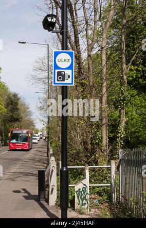 Signalisation indiquant le début du point de départ de la zone d'émission ultra-faible du transport pour Londres (TFL) sur Rocks Lane à Barnes, dans le sud-ouest de Londres, en Angleterre Banque D'Images