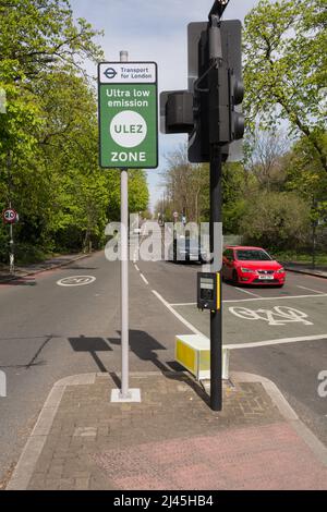 Signalisation indiquant le début du point de départ de la zone d'émission ultra-faible du transport pour Londres (TFL) sur Rocks Lane à Barnes, dans le sud-ouest de Londres, en Angleterre Banque D'Images