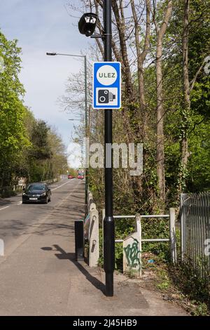 Signalisation indiquant le début du point de départ de la zone d'émission ultra-faible du transport pour Londres (TFL) sur Rocks Lane à Barnes, dans le sud-ouest de Londres, en Angleterre Banque D'Images