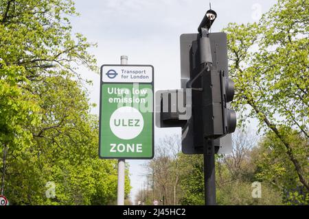 Signalisation indiquant le début du point de départ de la zone d'émission ultra-faible du transport pour Londres (TFL) sur Rocks Lane à Barnes, dans le sud-ouest de Londres, en Angleterre Banque D'Images