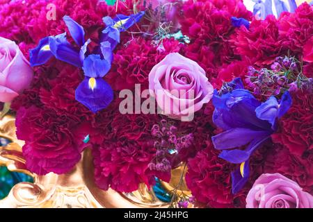 Badajoz, 03, 10, 2022. Fleurs de différentes couleurs décorant une procession de la semaine Sainte. Vacances traditionnelles. Pâques en Espagne Banque D'Images