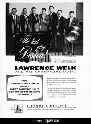 Une annonce d'une page entière d'un magazine de musique américain 1956 pour les instruments en laiton Besson présentant la star de télévision Lawrence Welk et sa section en laiton Banque D'Images