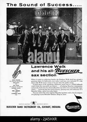 Une publicité pleine page d'un magazine de musique américain 1956 pour saxophones Buescher présentant la star de télévision Lawrence Welk et sa section sax. Banque D'Images