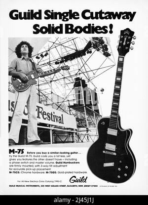 Une publicité pleine page d'un magazine de musique américain 1974 pour Guild guitares, principalement les modèles M-75. Le guitariste n'est pas une célébrité ou un musicien. Banque D'Images