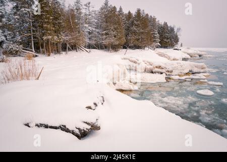 Cette photo a été prise lors d'une tempête de neige à la fin de la saison à Toft point. Un site historique national près de Baileys Harbour situé dans le comté de Door, Wisconsin. Banque D'Images