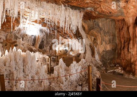 Espagne, Catalogne, Cardona: galerie de la "Muntanya de sal", montagne de sel. La montagne de sel est un phénomène naturel unique sur la planète qui pousse Banque D'Images