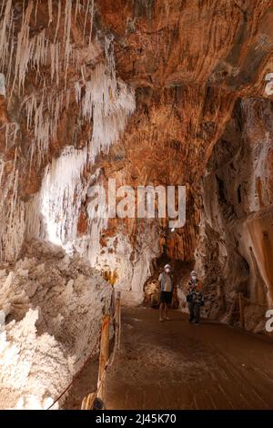 Espagne, Catalogne, Cardona: galerie de la "Muntanya de sal", montagne de sel. La montagne de sel est un phénomène naturel unique sur la planète qui pousse Banque D'Images