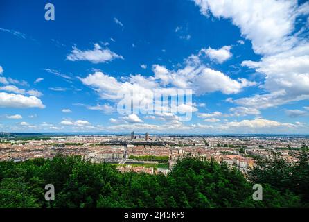 Lyon (centre-est de la France) : vue d'ensemble de la ville depuis la colline de Fourvière. En arrière-plan, gratte-ciels dans le quartier de la part-Dieu Banque D'Images