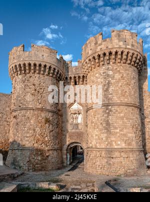 La Marine alias la porte de la mer avec ses tours défensives à Rhodes, en Grèce. C'est l'entrée principale de la ville médiévale depuis le port. Banque D'Images