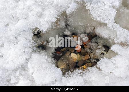 fissure dans la glace. glace neigeuse. De la glace fissurée flotte sur la mer. Photo de haute qualité Banque D'Images