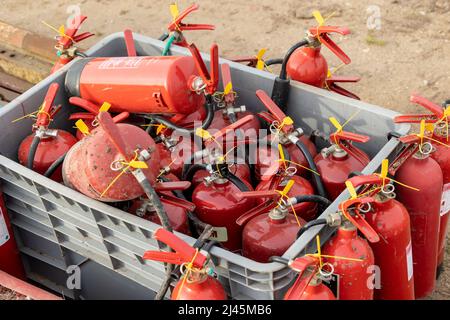 Extincteurs rouges dans une caisse. Mildenhall Stadium le 10 avril 2022 Banque D'Images