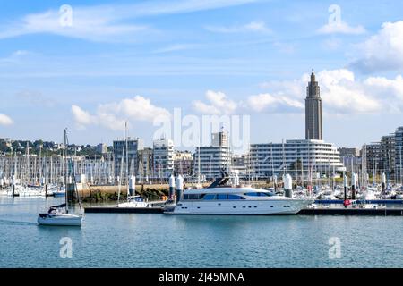 Le Havre (Normandie, Nord-Ouest de la France) : vue d'ensemble du port, de la ville et de l'église Saint-Joseph Banque D'Images