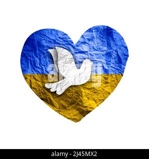 Drapeau de l'Ukraine en forme de coeur de papier avec colombe de la paix. Isolé sur blanc. Banque D'Images