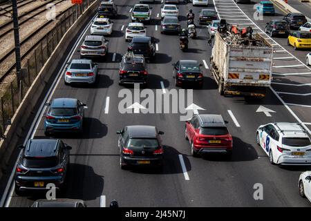 Tel Aviv, Israël - 11 avril 2022 embouteillages sur l'autoroute Ayalon de tel Aviv en raison des travaux de construction, la ville blanche est l'un des cinq mois Banque D'Images