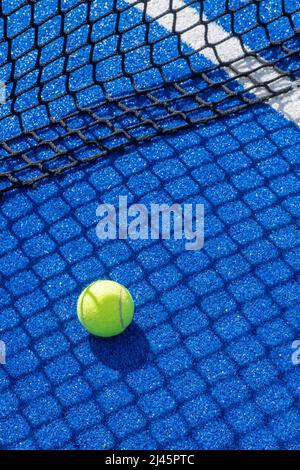 mise au point sélective, paddle-tennis ball sur un court de paddle-tennis bleu près du filet, concept de sports de raquette Banque D'Images