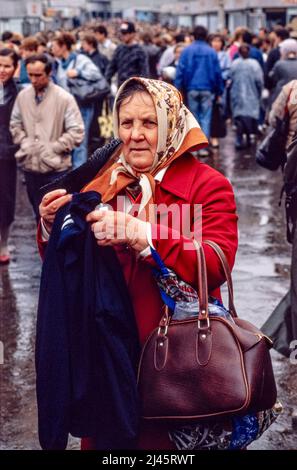 Une femme achetant des vêtements à un marché aux puces de Moscou, Russie, mai 1990. Banque D'Images