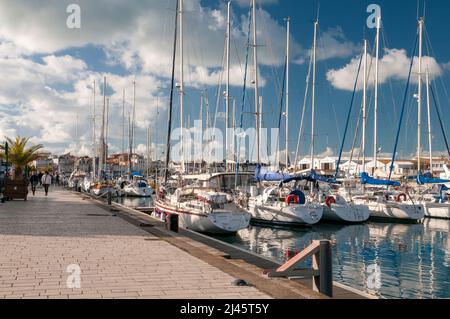 Port avec bateaux à voile, station les Sables d’Olonne, Vendée (85), pays de la Loire, France Banque D'Images