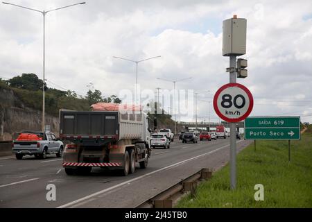 Radar para controle de vélocidade de veículos na rodovia BR 324 na cidade de Salvador, nesta segunda-feira (11) (Joá Souza/ Futura Press). Banque D'Images