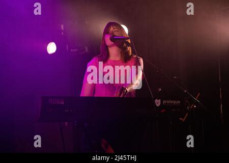 Oslo, Norvège. 10th, avril 2022. Le groupe anglais PVA joue un concert à Parkteatret à Oslo. Ici, la chanteuse et musicienne Ella Harris est vue en direct sur scène. (Crédit photo: Gonzales photo - Per-Otto Oppi). Banque D'Images