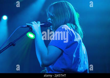 Oslo, Norvège. 10th, avril 2022. Le groupe anglais PVA joue un concert à Parkteatret à Oslo. Ici, la chanteuse et musicienne Ella Harris est vue en direct sur scène. (Crédit photo: Gonzales photo - Per-Otto Oppi). Banque D'Images