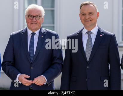 Warschau, Pologne. 12th avril 2022. Le président allemand Frank-Walter Steinmeier (l) est accueilli par le président polonais Andrzej Duda (r) lors de son voyage d'une journée en Pologne. Leurs entretiens porteront sur la guerre d'agression russe en Ukraine. Credit: Jens Büttner/dpa/Alay Live News Banque D'Images