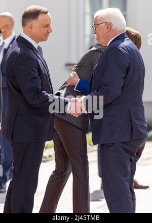 Warschau, Pologne. 12th avril 2022. Le président allemand Frank-Walter Steinmeier (r) est accueilli par le président polonais Andrzej Duda (l) lors de son voyage d'une journée en Pologne. Il rencontrera le président polonais Duda à Varsovie. Leurs entretiens porteront sur la guerre d'agression russe en Ukraine. Credit: Jens Büttner/dpa/Alay Live News Banque D'Images