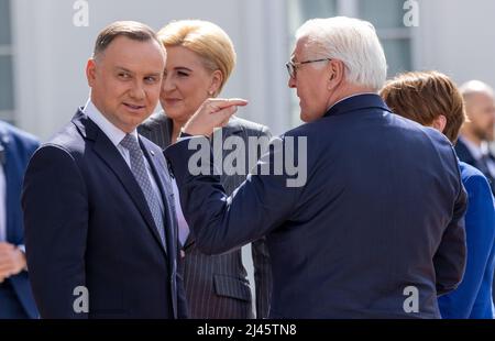 Warschau, Pologne. 12th avril 2022. Le président allemand Frank-Walter Steinmeier (r) est accueilli par le président polonais Andrzej Duda (l) lors de son voyage d'une journée en Pologne. Il rencontrera le président polonais Duda à Varsovie. Leurs entretiens porteront sur la guerre d'agression russe en Ukraine. Credit: Jens Büttner/dpa/Alay Live News Banque D'Images