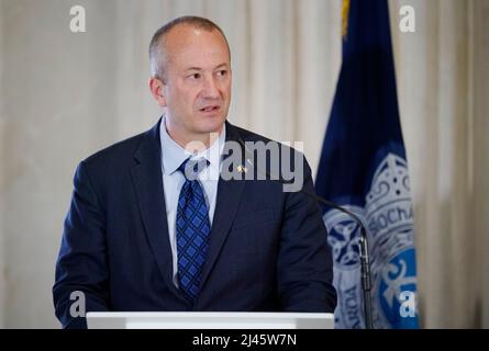 Le commissaire adjoint aux douanes et à la protection des frontières américaines Troy Miller, après avoir été annoncé à l'hôtel de ville de Dublin, que le gouvernement américain offre cinq millions de dollars pour des informations sur la bande criminelle irlandaise de Kinahan ou pour l'arrestation et la condamnation de ses dirigeants. Date de la photo: Mardi 12 avril 2022. Banque D'Images