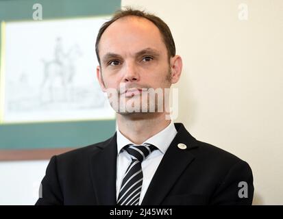 Prague, République tchèque. 12th avril 2022. Anze Logar, de Slovénie, prend la parole lors de la réunion des ministres des Affaires étrangères du groupe informel Central 5, au château de Stirin près de Prague, en République tchèque, le 12 avril 2022. Crédit : Katerina Sulova/CTK photo/Alamy Live News Banque D'Images