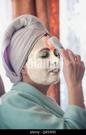 Femme faisant le soulèvement RF avec lumière rouge. Banque D'Images