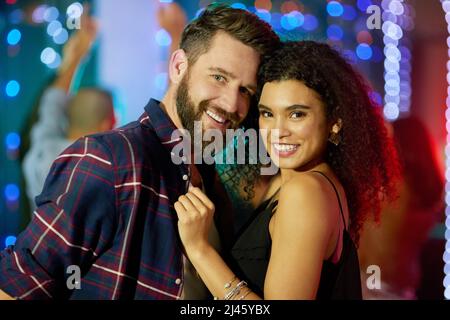 Passer une soirée en couple au club. Portrait d'un jeune couple affectueux appréciant la soirée dans une boîte de nuit. Banque D'Images